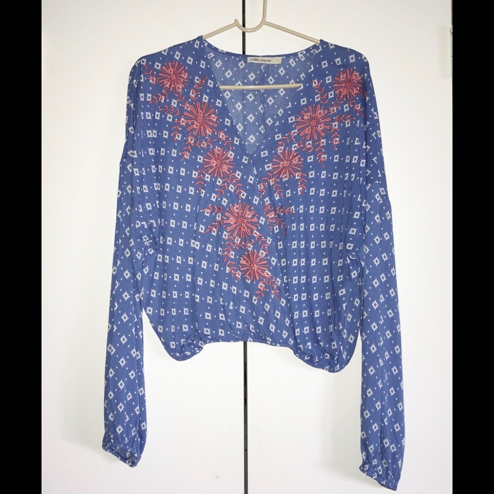 ⭐️4/$25 or 2/$15 Crop Long Sleeved Blouse